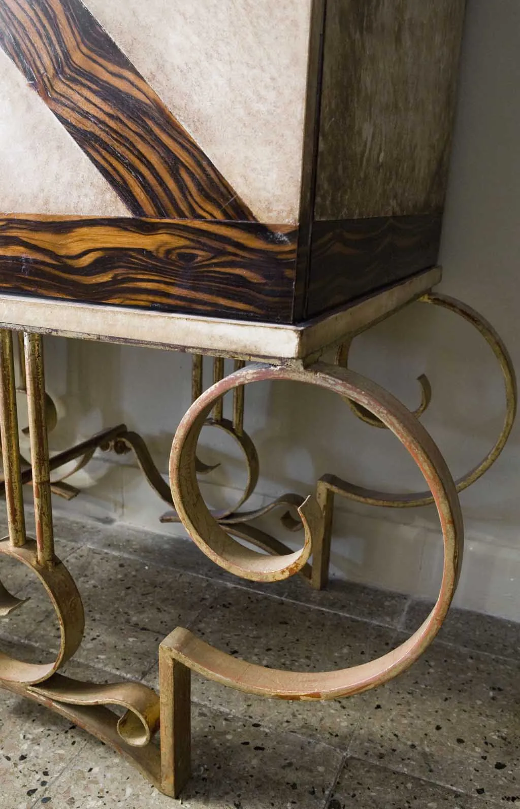 Antique bar with elegant design and decorative legs