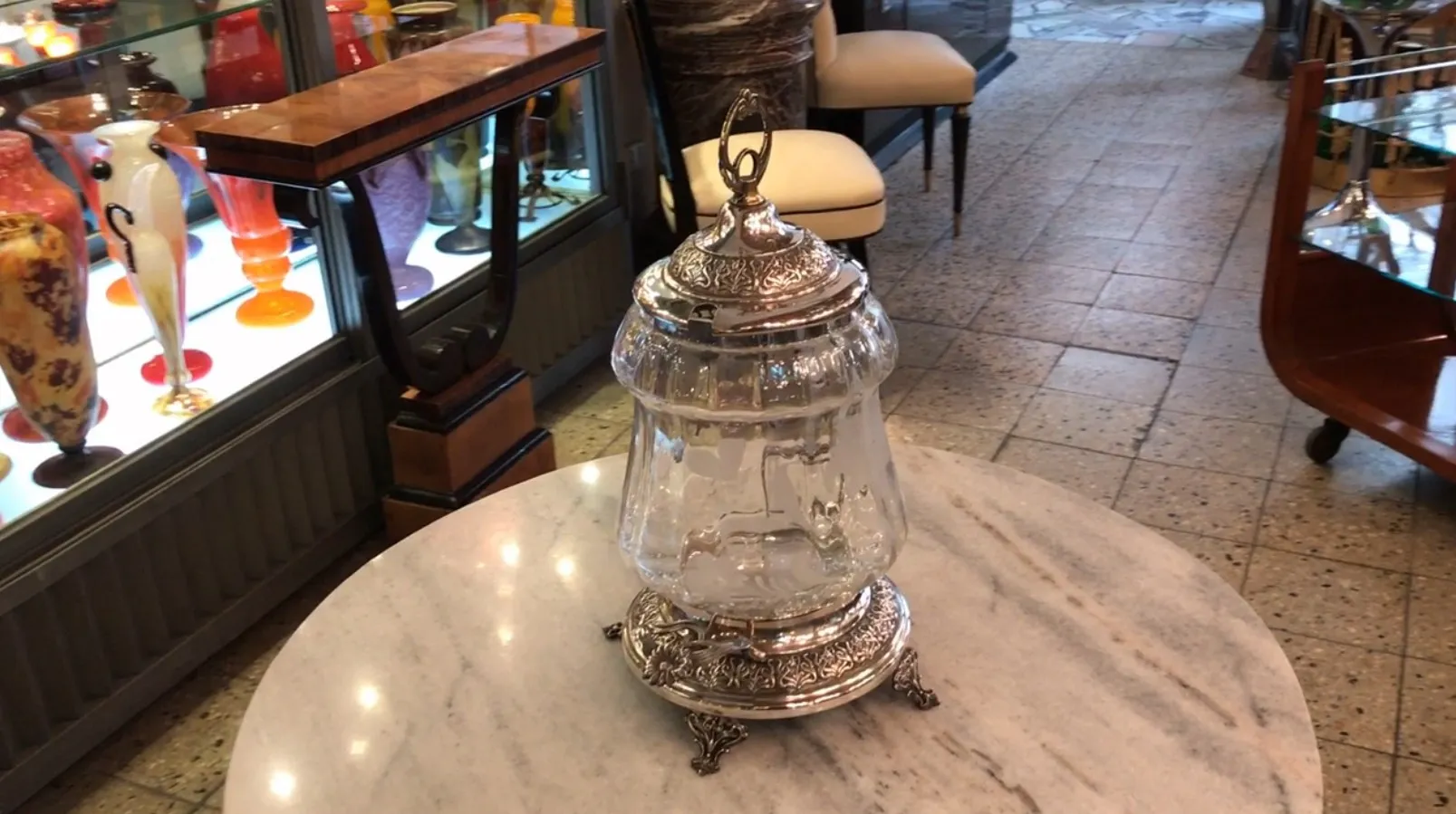 Ponchera antigua WMF con tapa y diseño ornamentado en metal