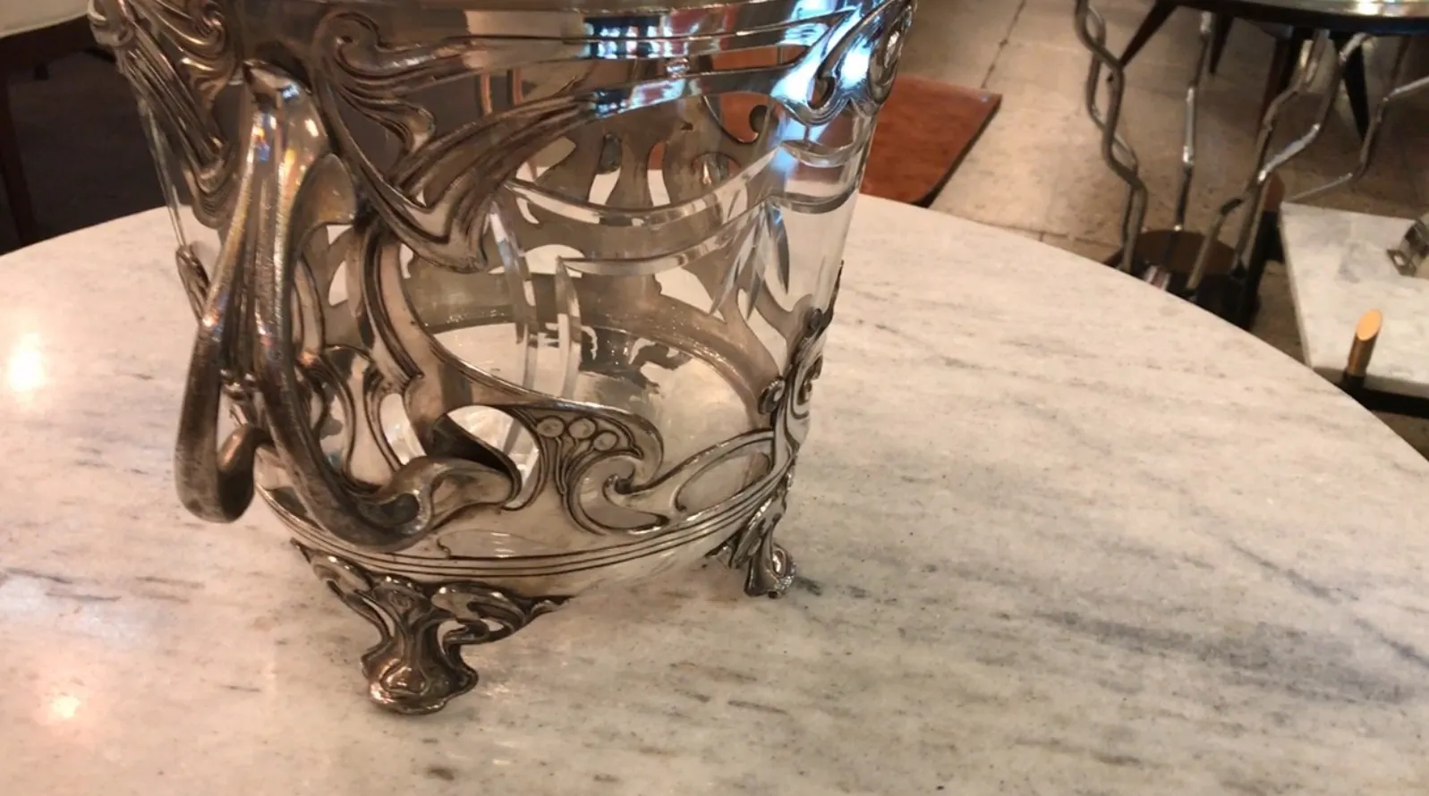 金属製の光沢のある蓋が付いた古いwmFパンチボウル