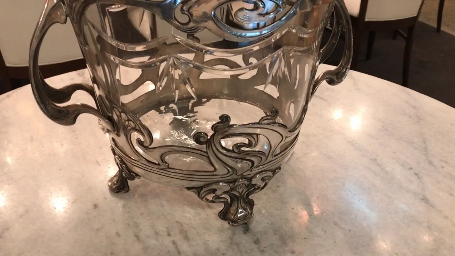 ponchera wmF antigua con tapa detallada en metal brillante