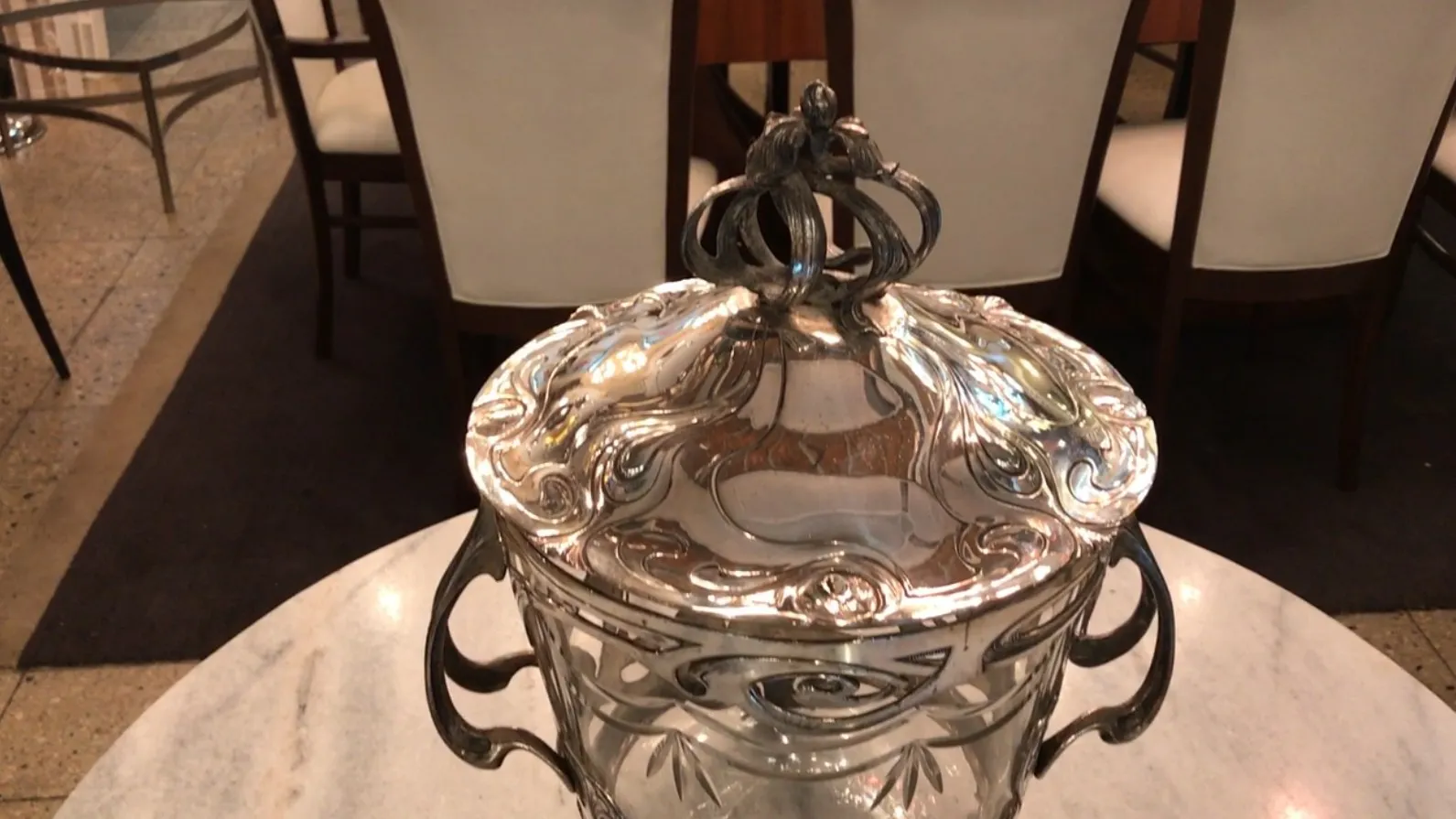 poncheira antiga wmF com tampa decorativa em metal brilhante