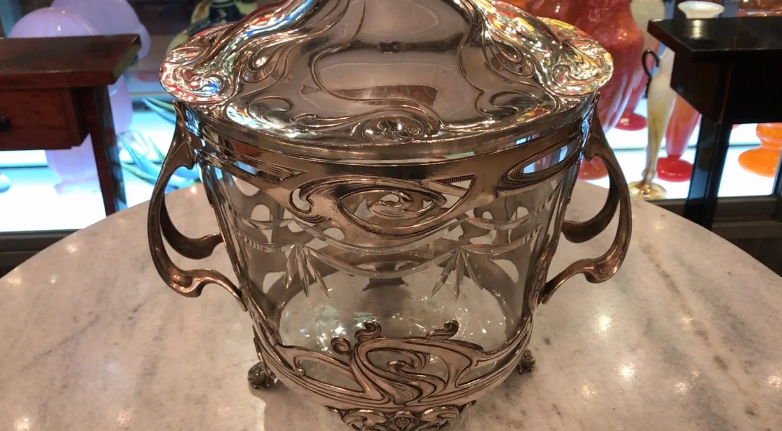 ponchera wmF antigua con tapa detallada en metal brillante