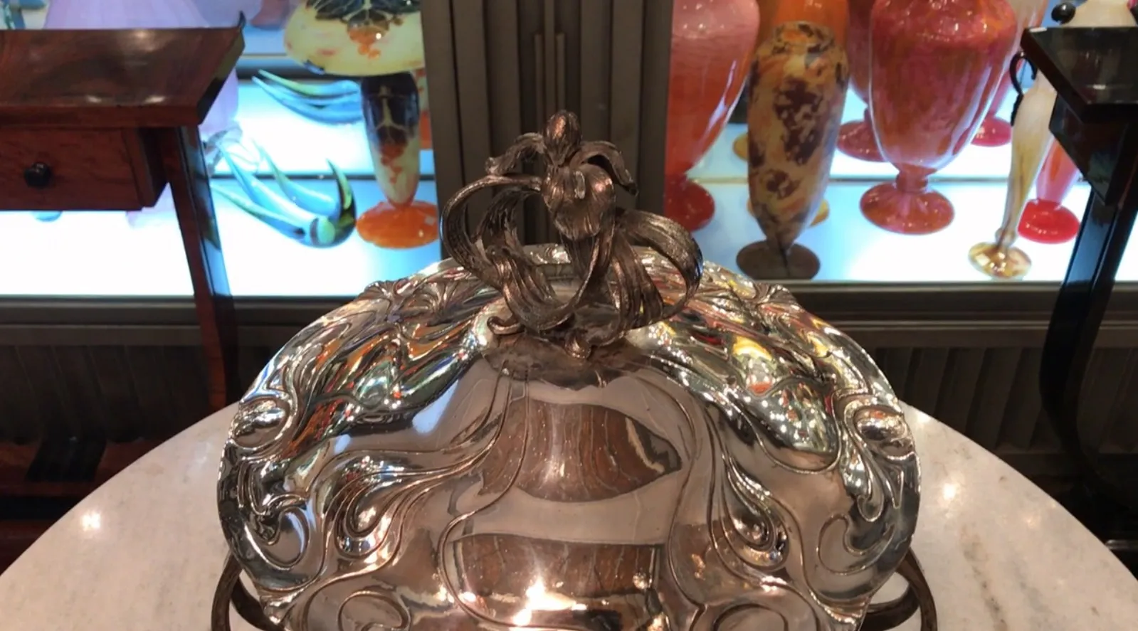 poncheira antiga wmF com tampa decorativa em metal brilhante
