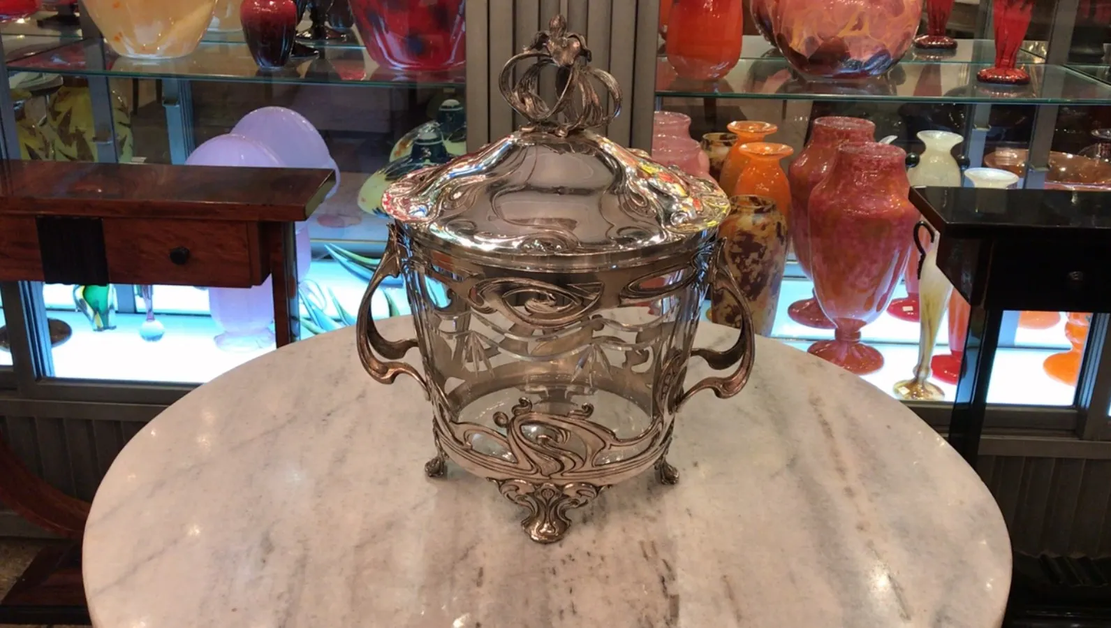 金属製の光沢のある蓋が付いた古いwmFパンチボウル