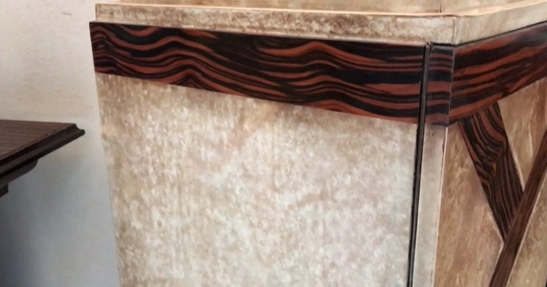 Alter Cocktailschrank mit designs von gilbert poillerat