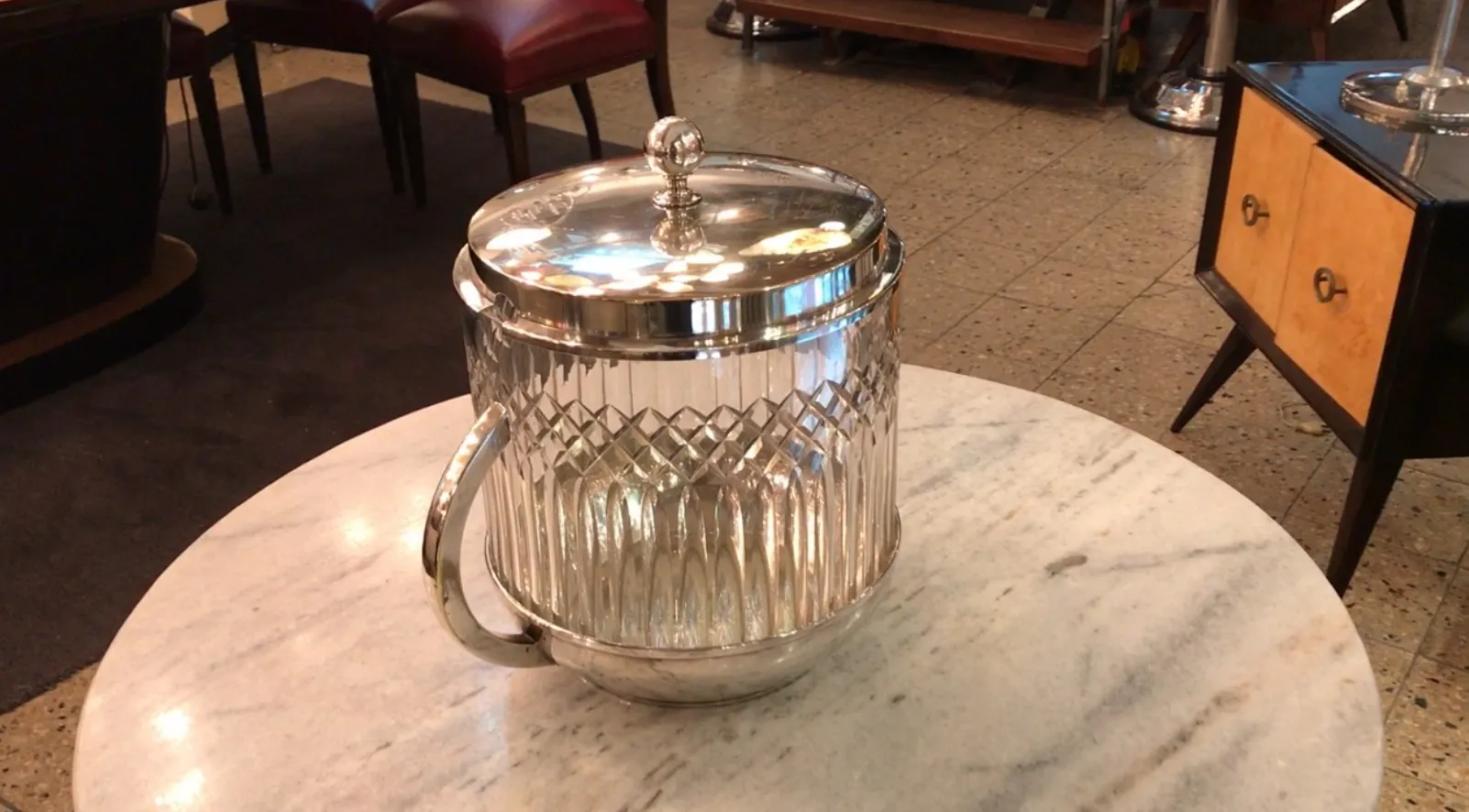 Antigua ponchera WMF con tapa, diseño elegante y detalles facetados.
