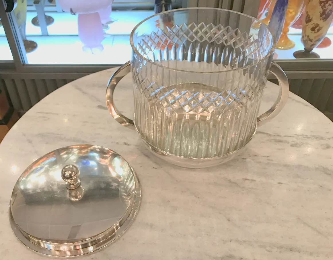 Antigua ponchera WMF con tapa, diseño elegante y detalles facetados.