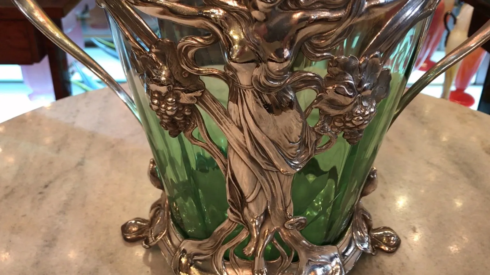 Antigua ponchera WMF con adornos y tapa decorativa verde, ideal para presentaciones.