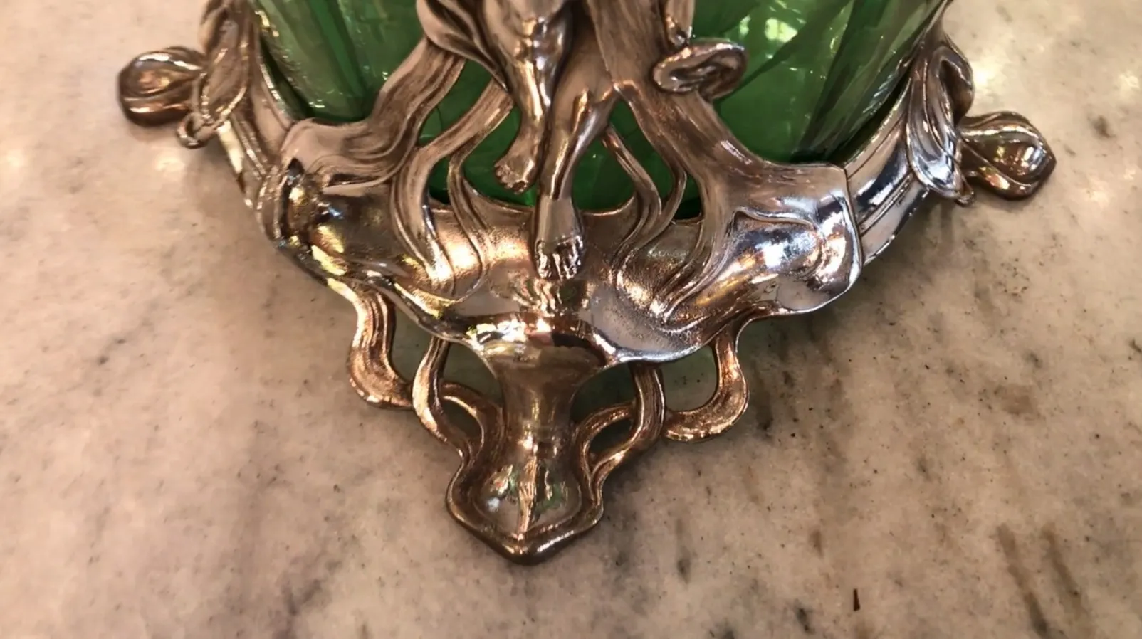 Ancien bol à punch WMF avec accents verts et couvercle décoratif, parfait pour les présentations.