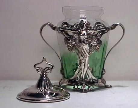 Ancien bol à punch WMF avec accents verts et couvercle décoratif, parfait pour les présentations.