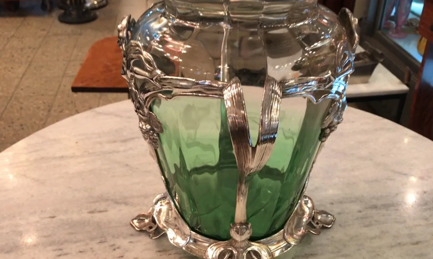 Ancien bol à punch WMF avec accents verts et couvercle décoratif, parfait pour les présentations.