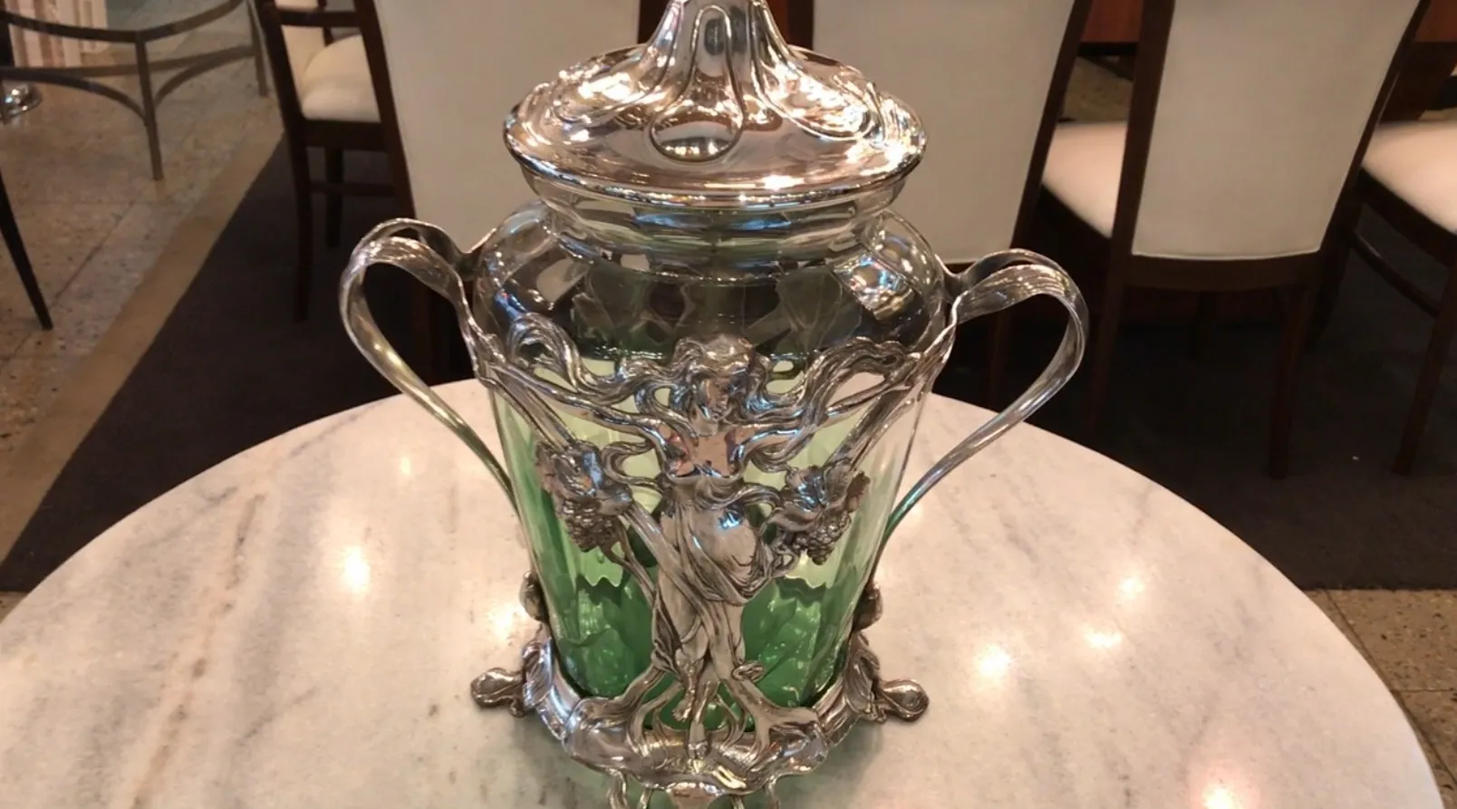 Ancien bol à punch WMF avec accents verts et couvercle décoratif, parfait pour les présentations.