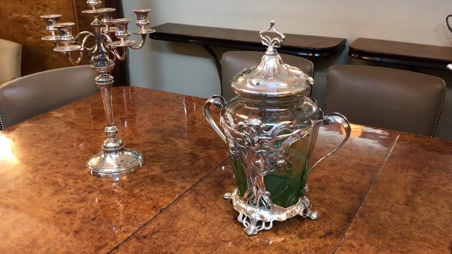 Antiga poncheira WMF com detalhes verdes e tampa decorativa, ideal para exibições.