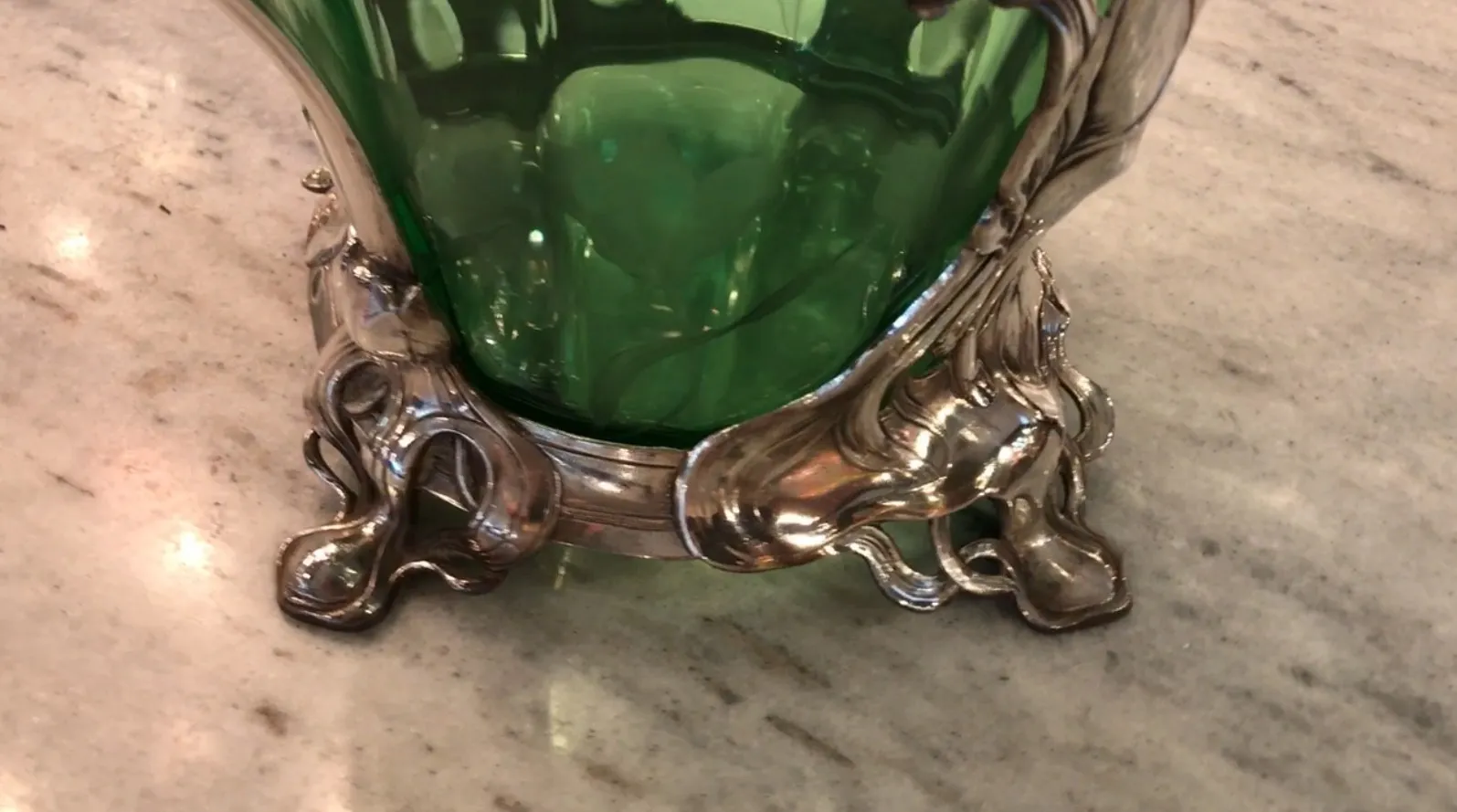 Antigua ponchera WMF con adornos y tapa decorativa verde, ideal para presentaciones.