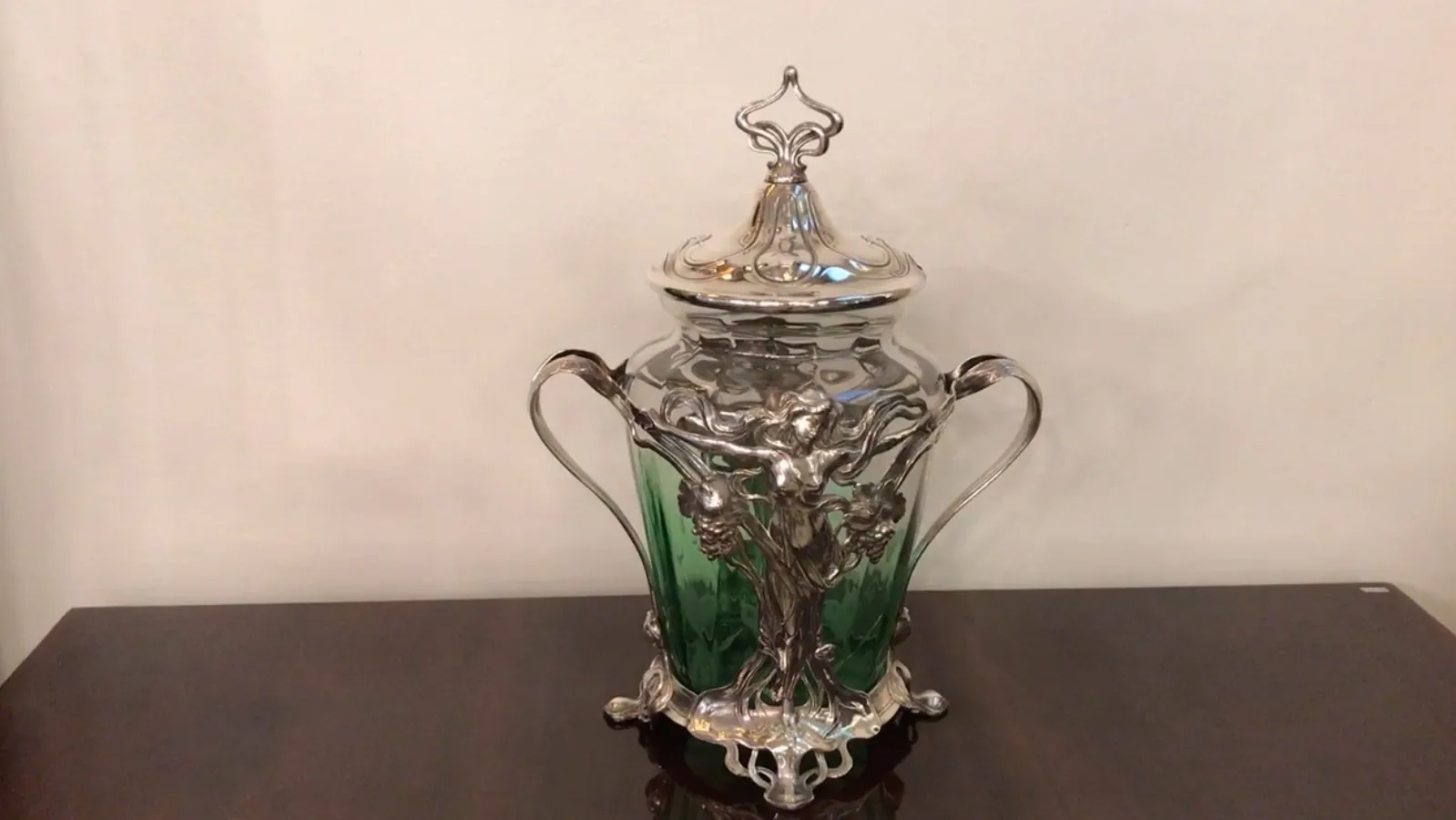 Antike WMF-Bowle mit dekorativen grünen Akzenten und Deckel, perfekt für Ausstellungen.
