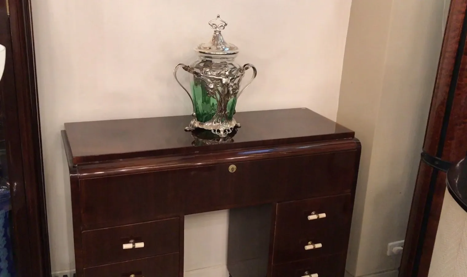 Ancien bol à punch WMF avec accents verts et couvercle décoratif, parfait pour les présentations.