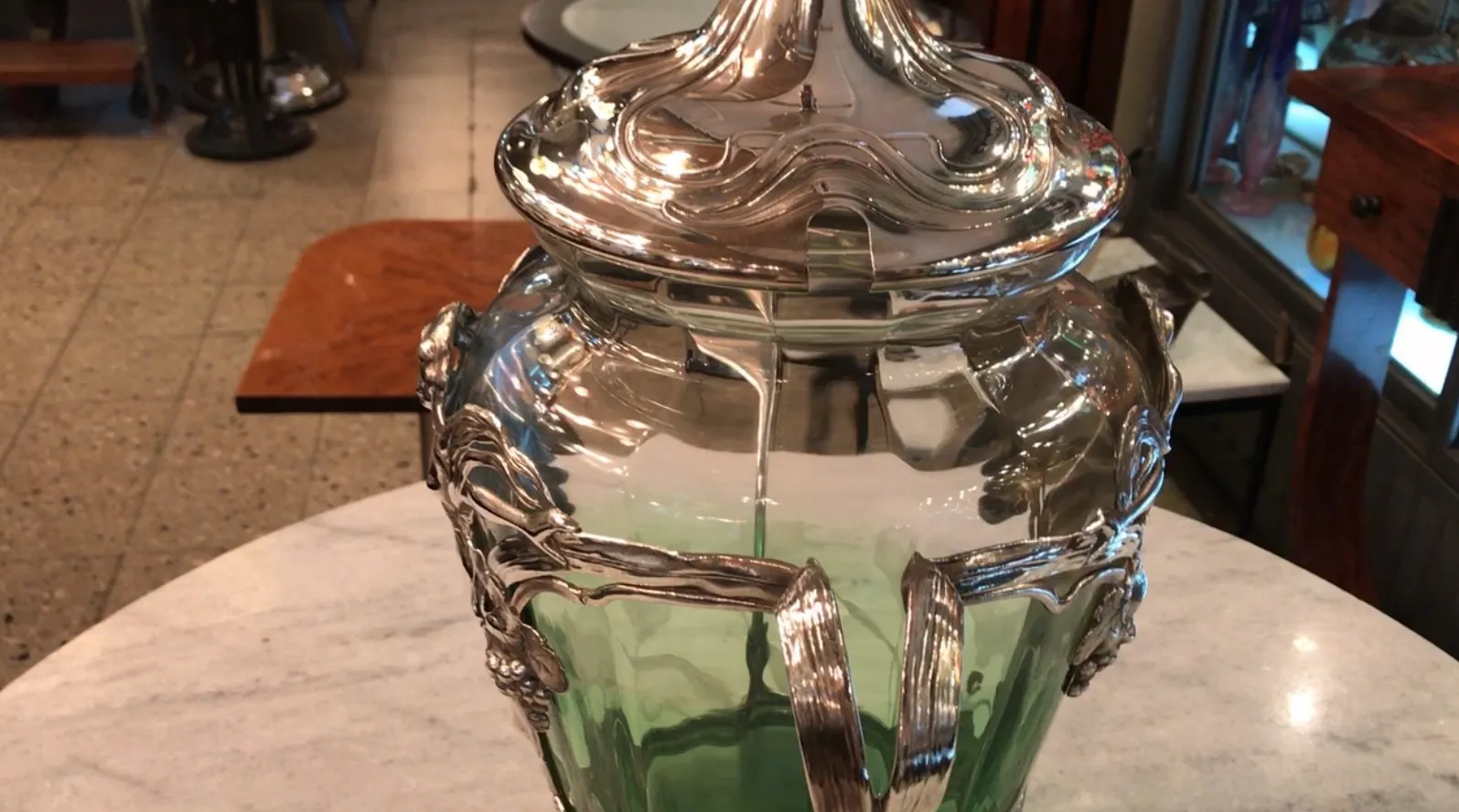 装飾的な緑のアクセントと蓋が付いたアンティークWMFパンチボウル、展示に最適。