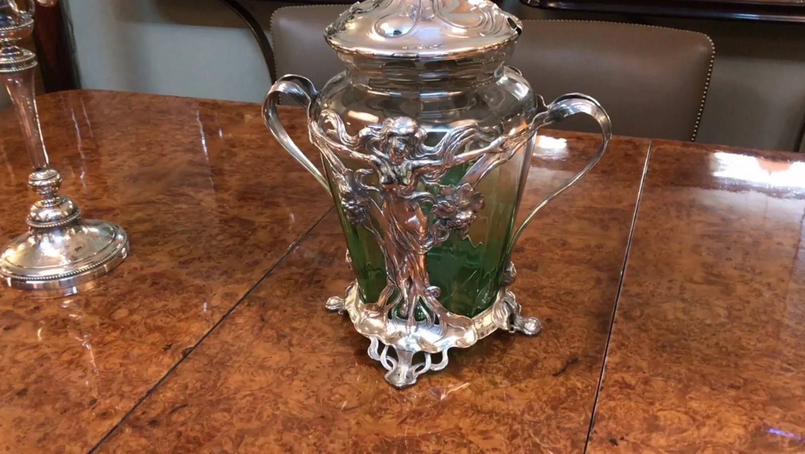 Ancien bol à punch WMF avec accents verts et couvercle décoratif, parfait pour les présentations.