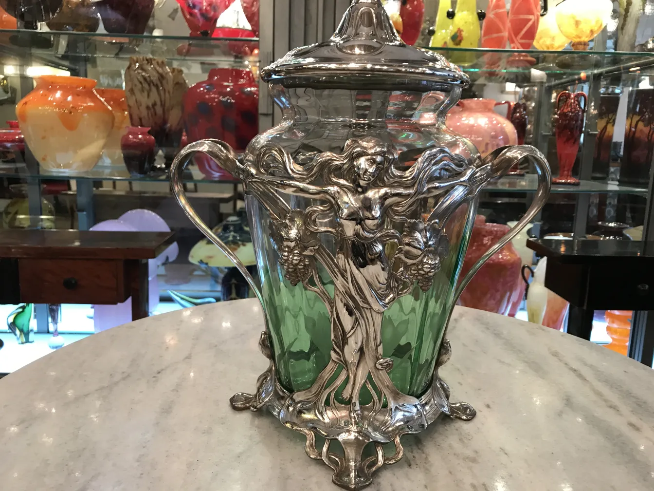 Antike WMF-Bowle mit dekorativen grünen Akzenten und Deckel, perfekt für Ausstellungen.