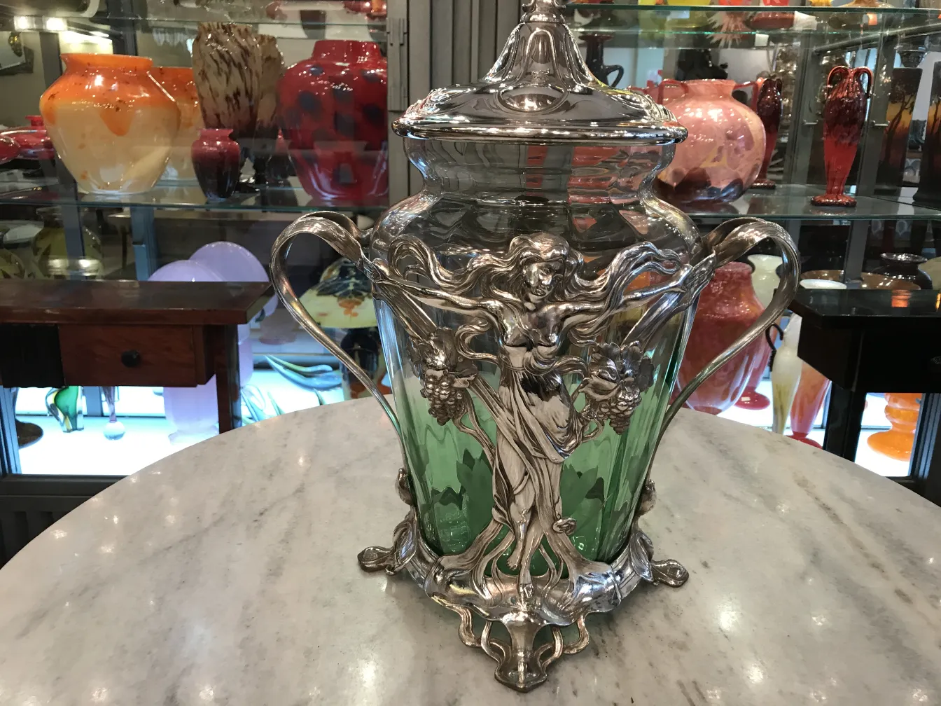 Antike WMF-Bowle mit dekorativen grünen Akzenten und Deckel, perfekt für Ausstellungen.