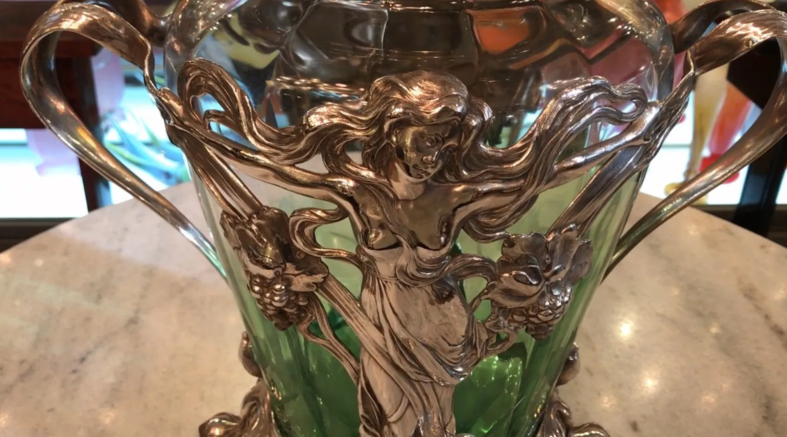 Ancien bol à punch WMF avec accents verts et couvercle décoratif, parfait pour les présentations.