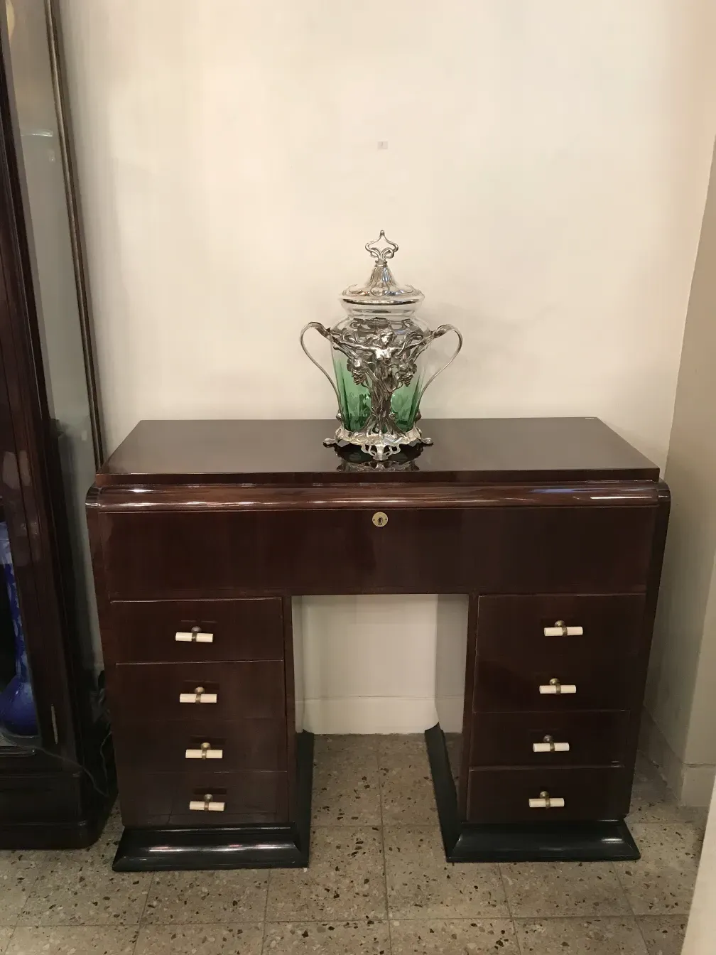 Antica ciotola da punch WMF con dettagli verdi e coperchio decorativo, ideale per mostre.