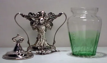 Antiga poncheira WMF com detalhes verdes e tampa decorativa, ideal para exibições.