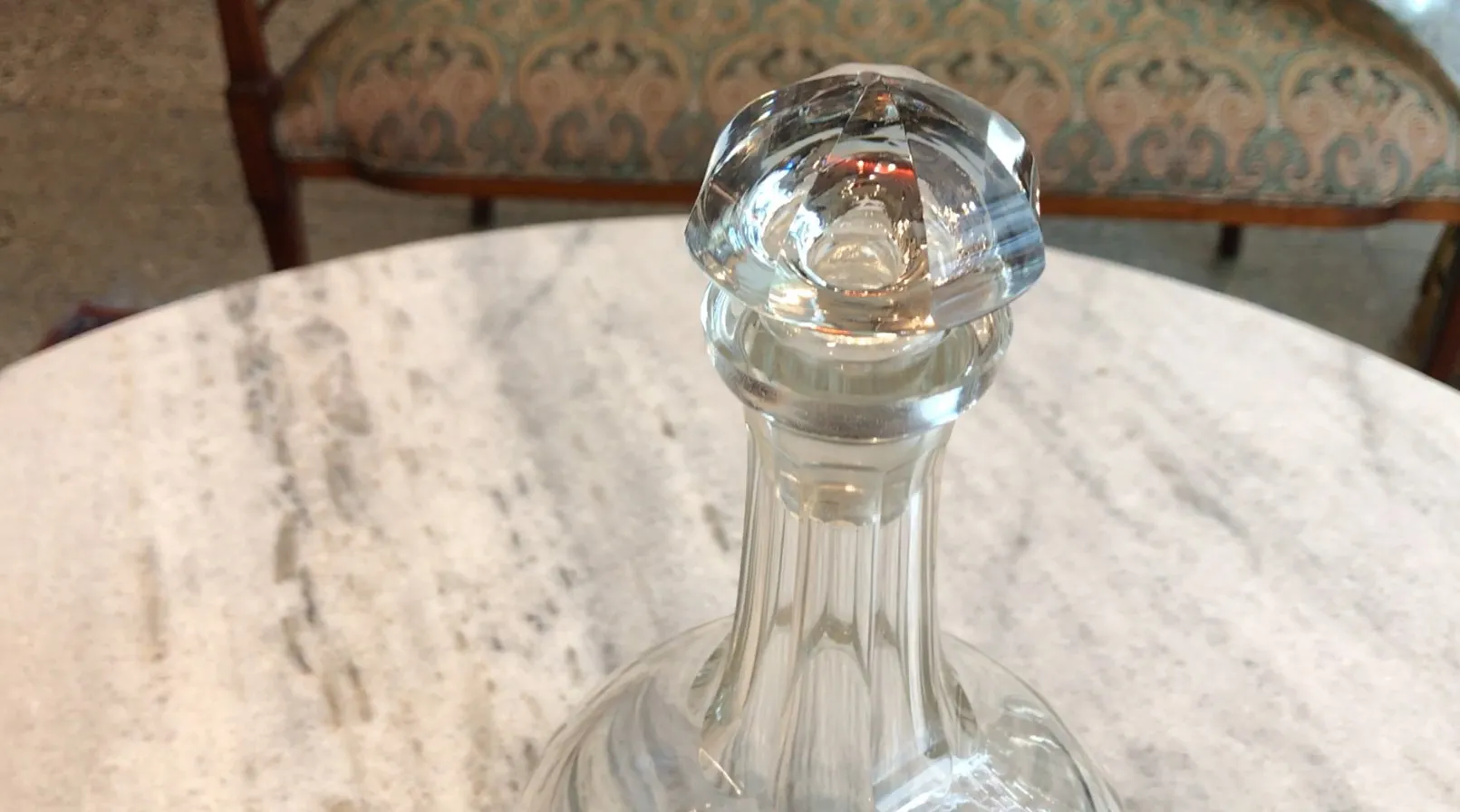 antike Glasflasche mit dekorativem Deckel
