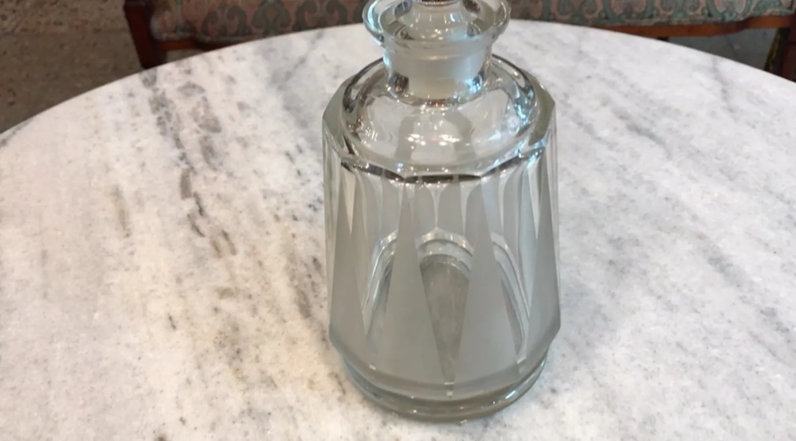 botellón antiguo de cristal con tapa en forma redondeada