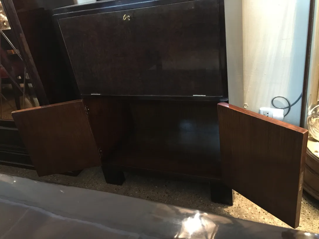 Mueble bar antiguo con puertas abiertas y diseño elegante