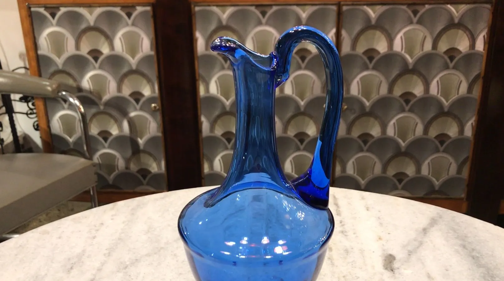 古老的蓝色玻璃水瓶，带有曲线设计