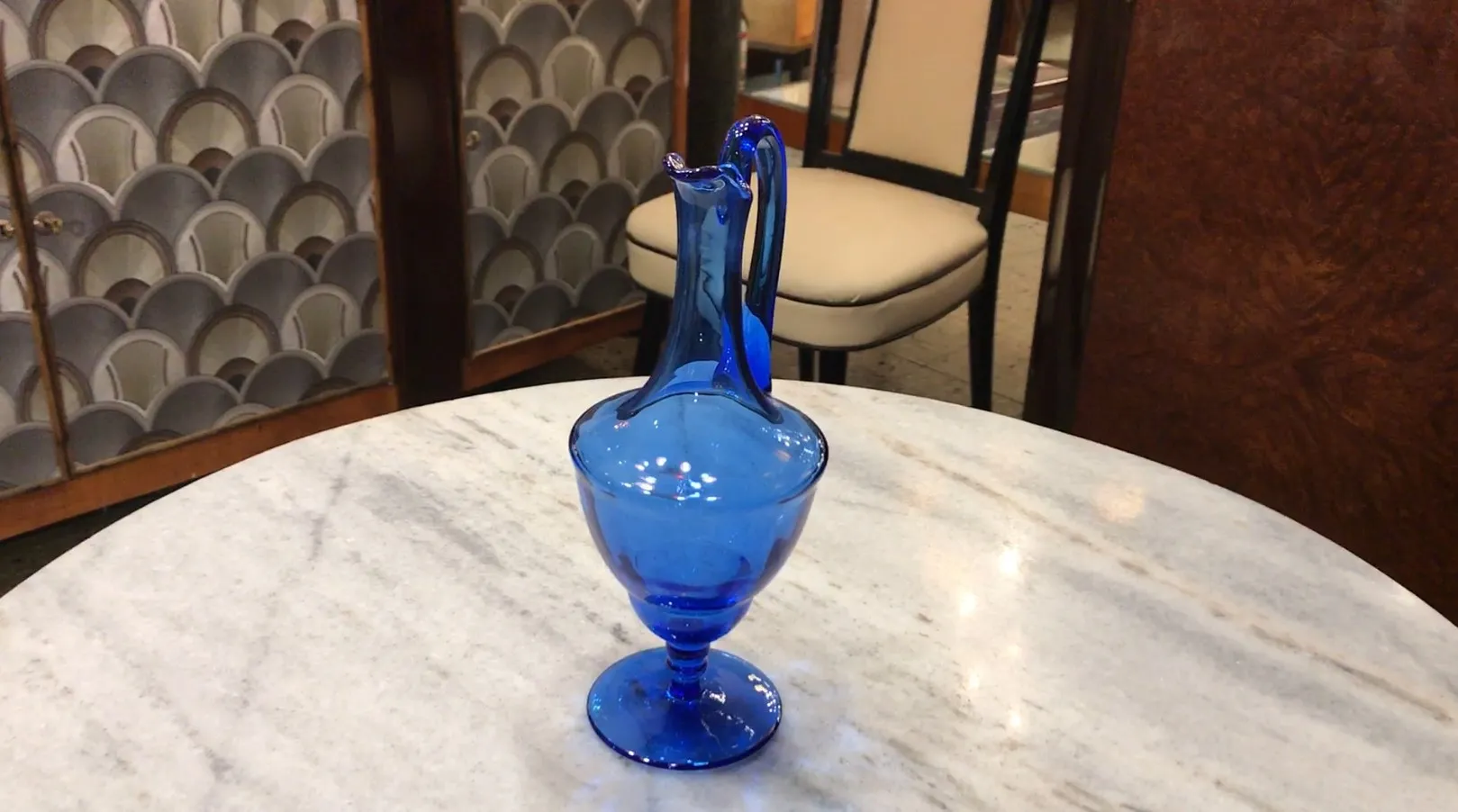 고전적인 파란색 물주전자가 대리석 테이블 위에