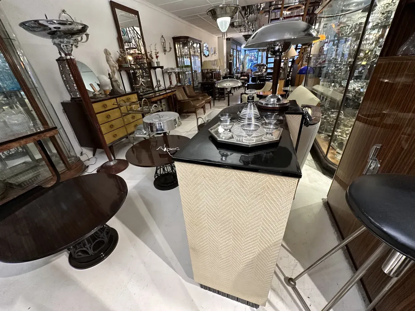 antigüedades, licorera con 6 copas en un ambiente elegante