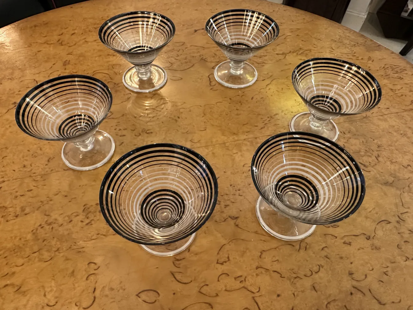 古老的酒具和6个装饰酒杯在桌子上