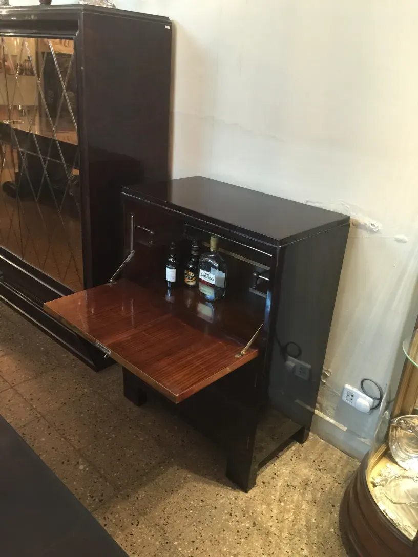 Bar aparador antigo com acabamentos elegantes