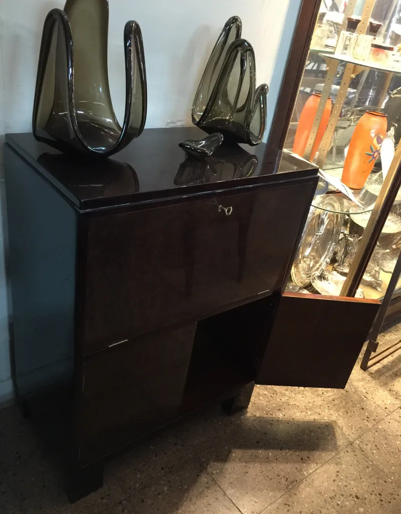 Mueble bar antiguo de diseño compacto con decoraciones elegantes.