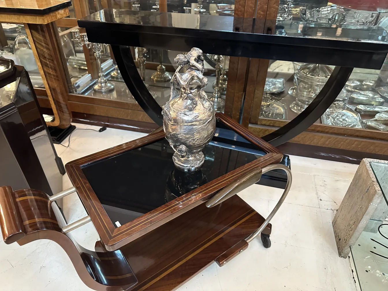 due brocche decorative su un carro antico