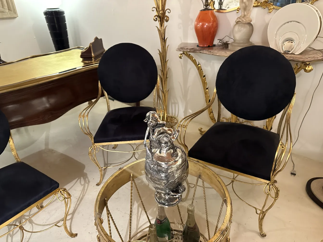 dos jarras antiguas con detalles clásicos en un entorno elegante.