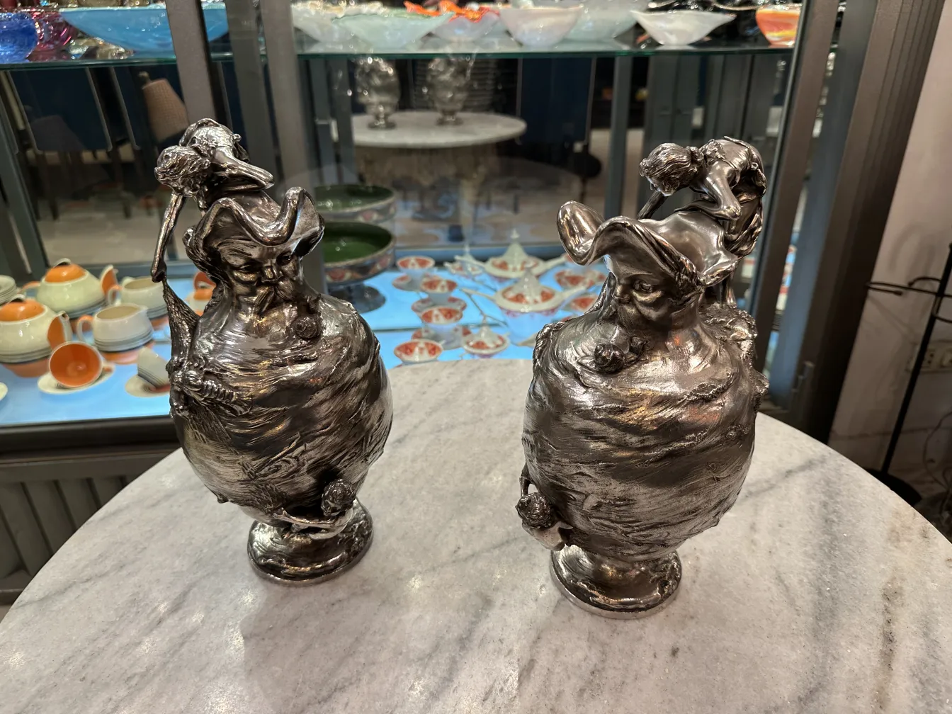 Due brocche antiche decorative di Kayser con dettagli intricati.
