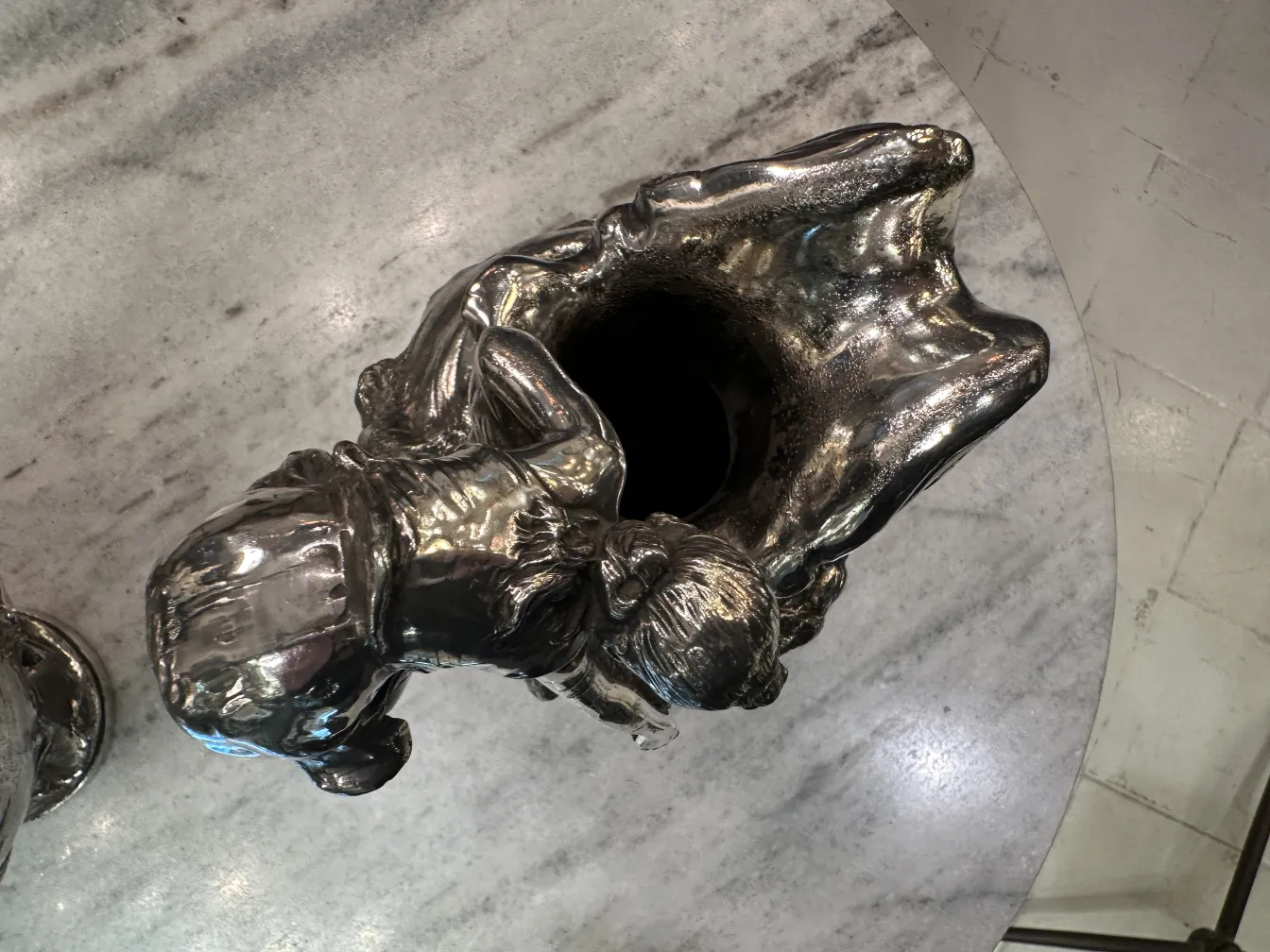 两只古董水瓶，带凯瑟的浮雕，装饰品
