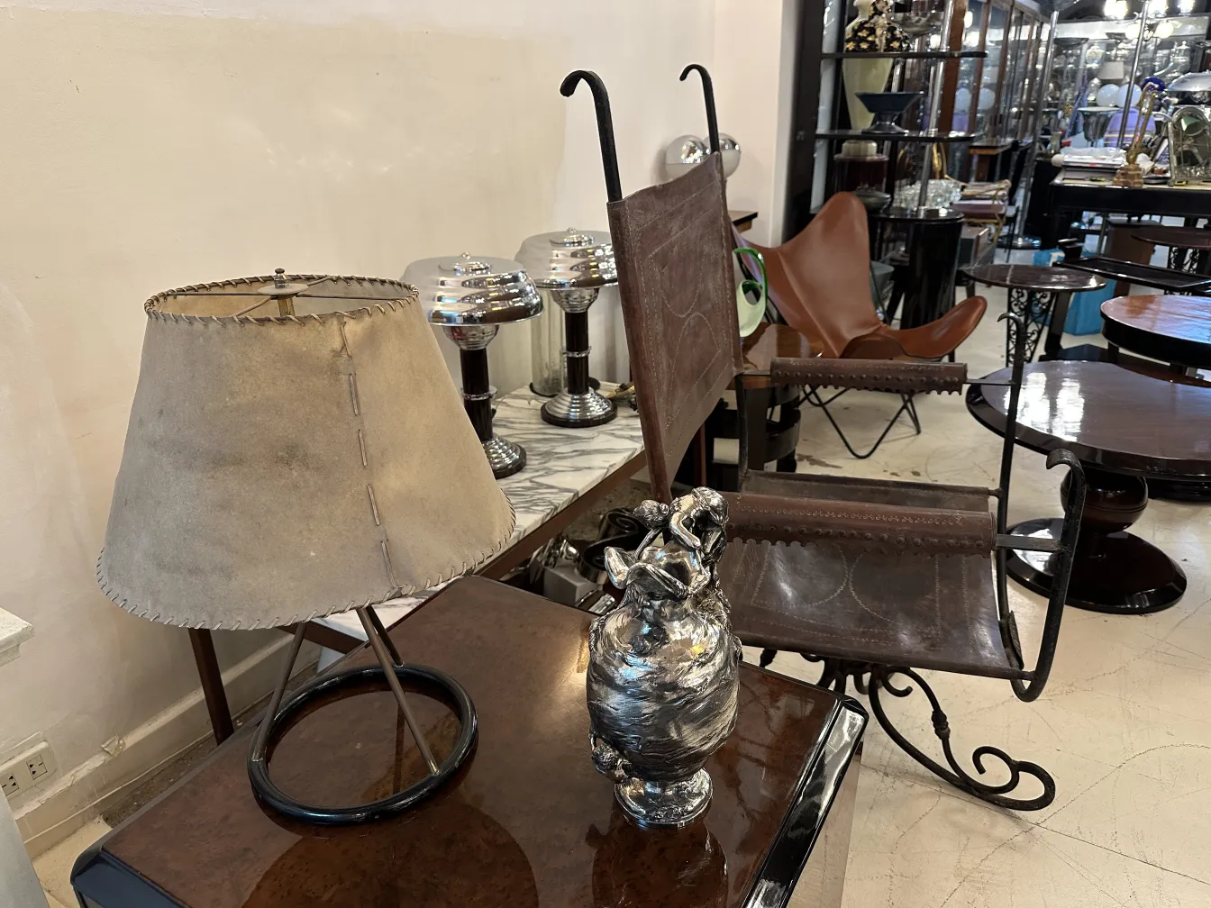 Jarras antigas Kayser em um cenário vintage