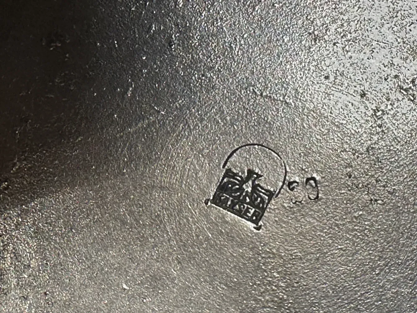 カイザーのマークがある2個の古い水差し、エレガントで特徴的。