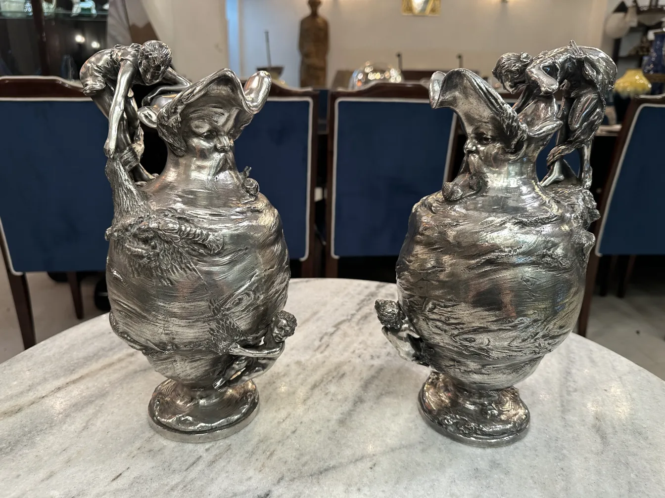 2 brocche antiche Kayser con dettagli unici e figure