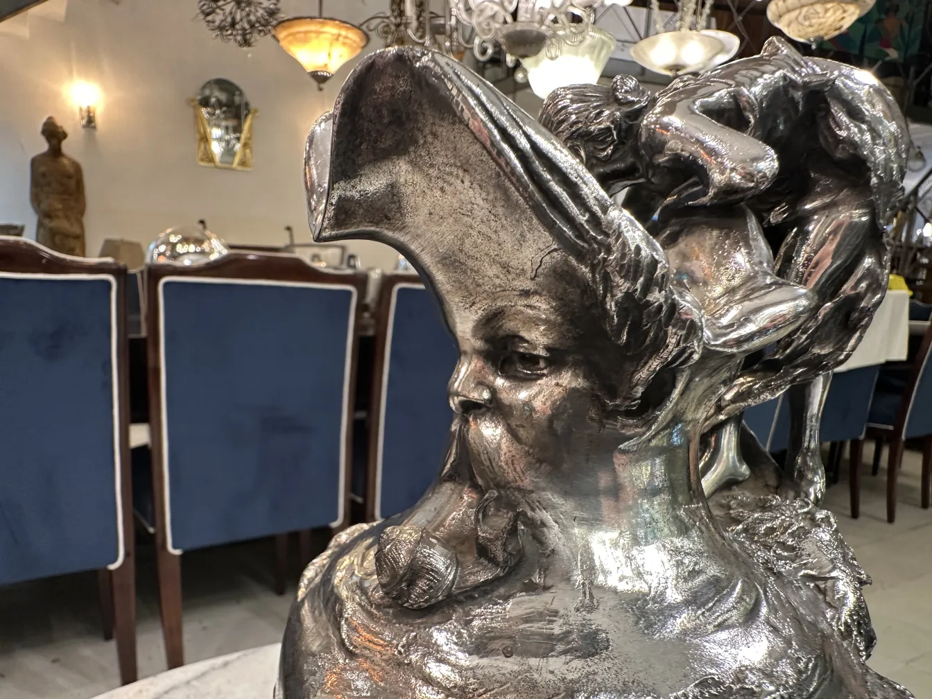 Due brocche antiche con rilievi intricati. Ambiente elegante.