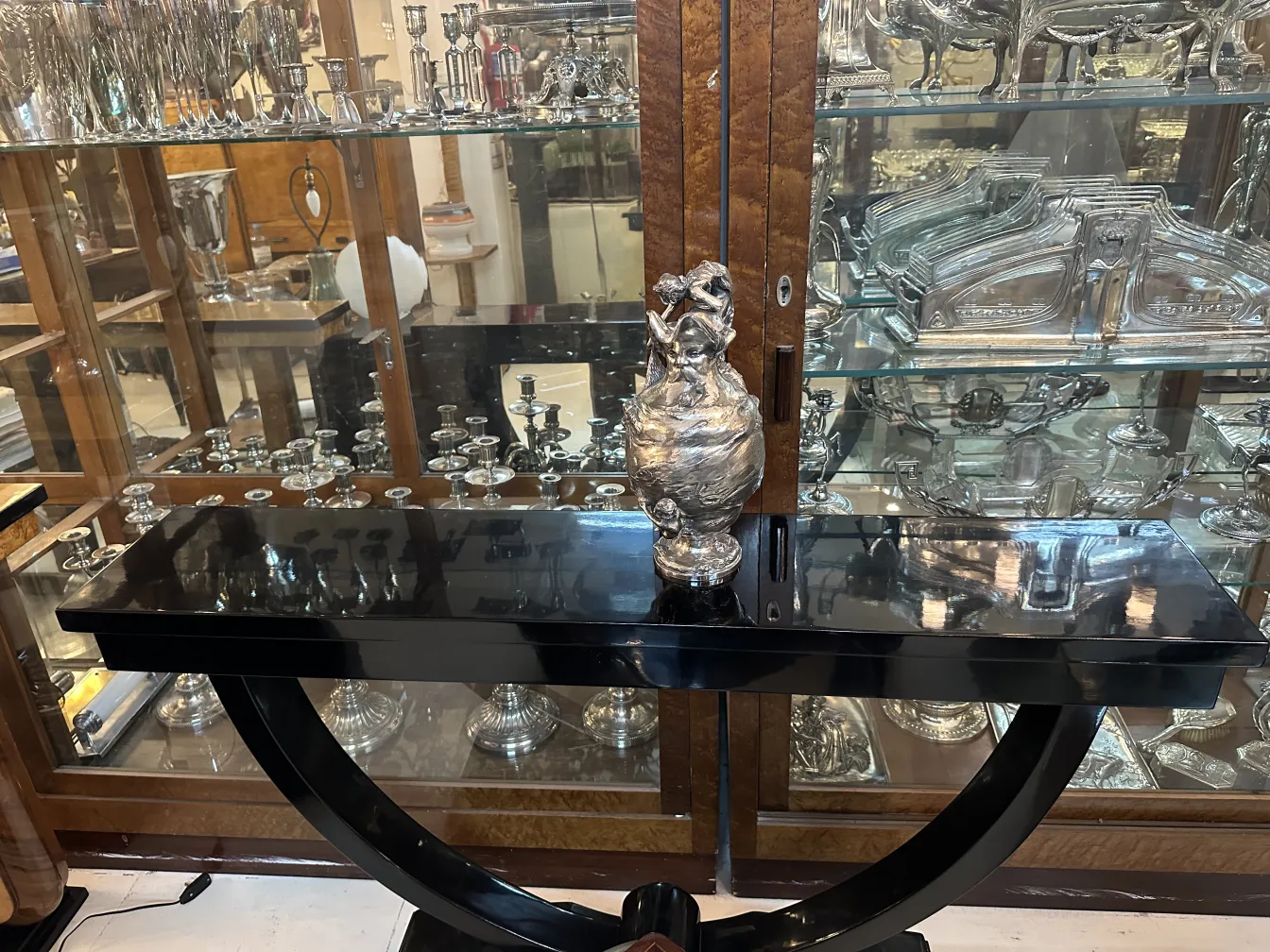 Deux pichets élégants d'antiquités en exposition.