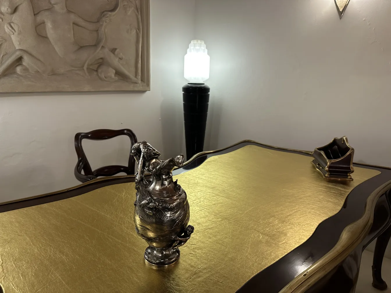 2 antiche brocche kayser su un tavolo dorato