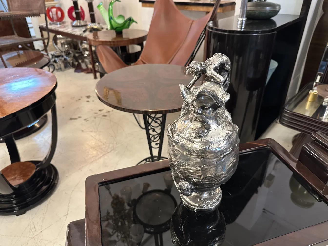 2 antiche brocche decorative in un ambiente elegante con tavoli