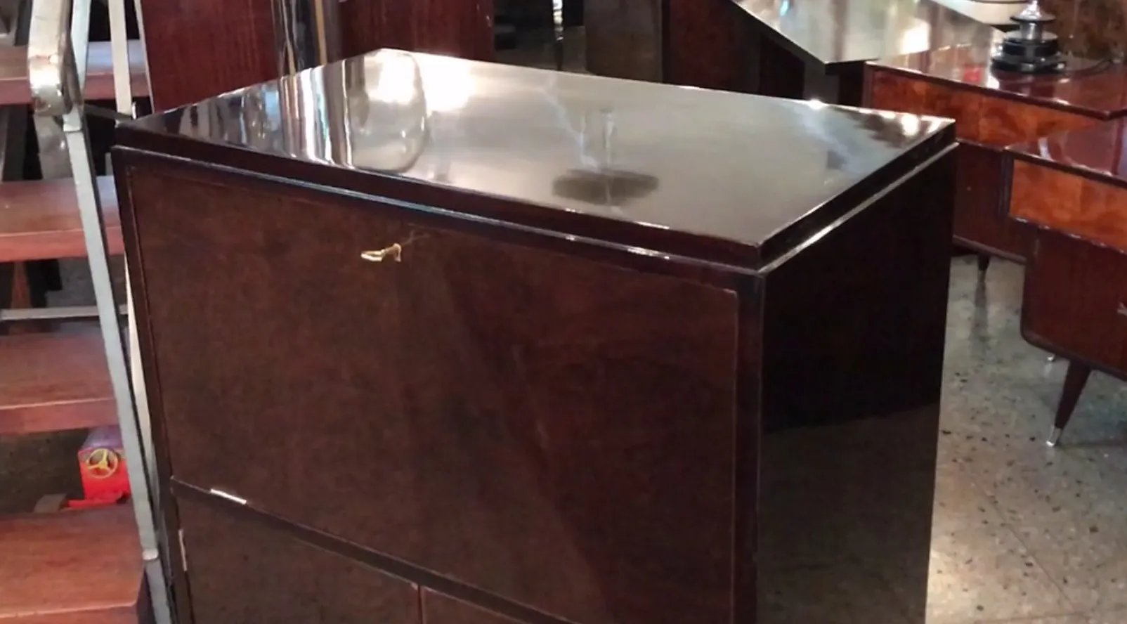 Meuble à cocktail ancien avec un fini brillant, environnement élégant.