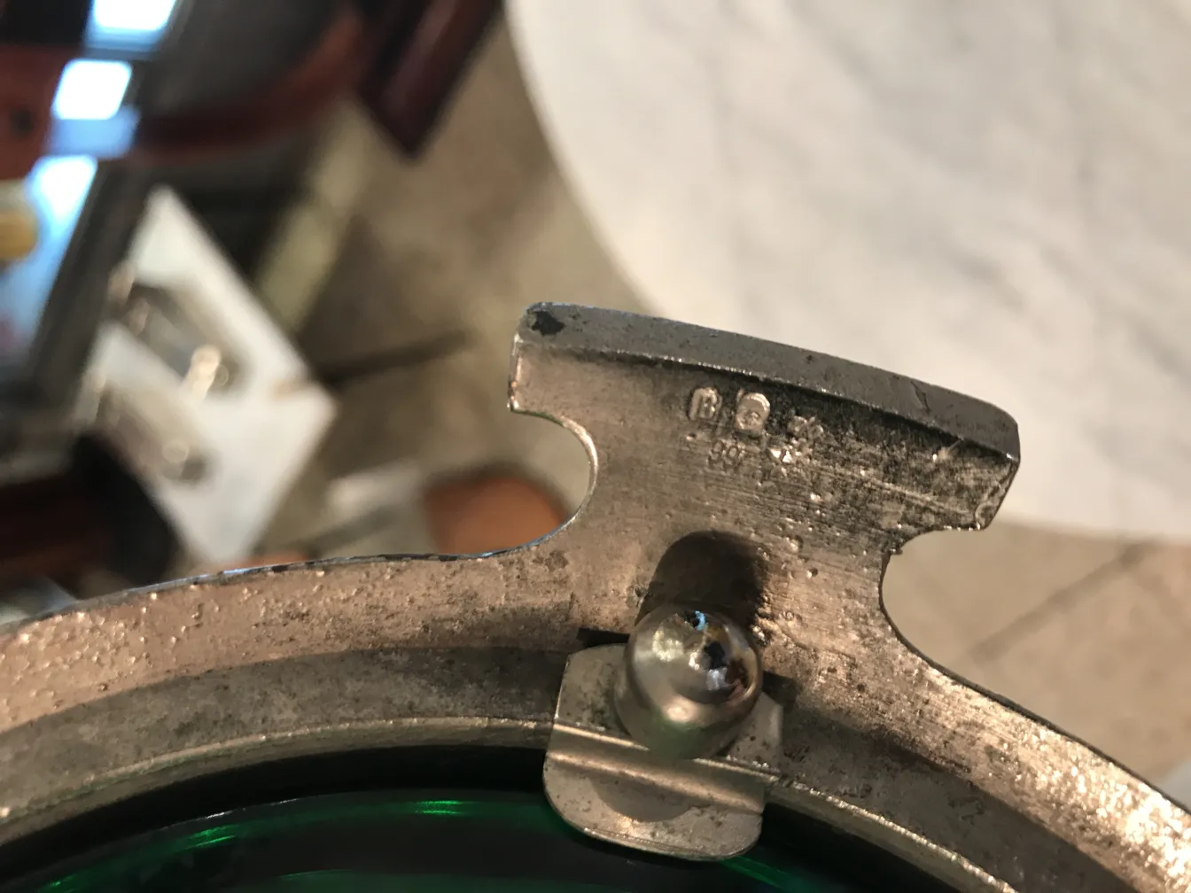 2 antike wmf Krüge mit verzierter Detail und grünem Glas