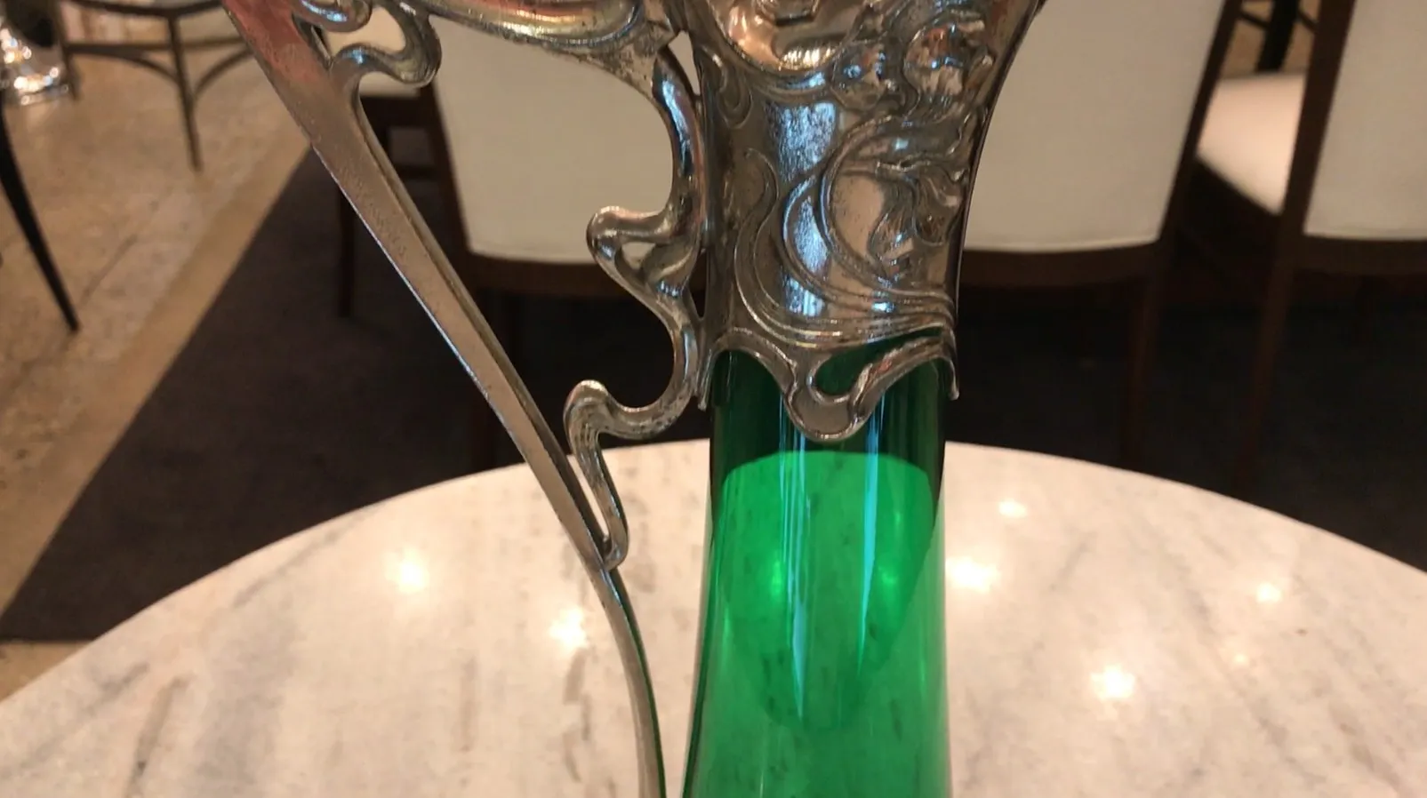 2 jarras antigas wmf com detalhe ornamental e vidro verde